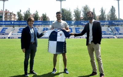 Adri Cuevas (centre), acompanyat del director esportiu Jose Manzanera (esquerre), i el director general Bruno Batlle (dreta) | CE Sabadell