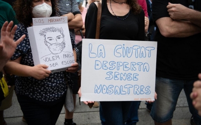 Imatge dels cartells que els marxants han mostrat en la concentració d'aquest matí | Roger Benet