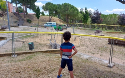 Un infant, davant el parc de La Roureda/ Karen Madrid