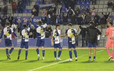 Els jugadors del Sabadell celebren el triomf contra l'Orihuela aquesta temporada | Àlex Canales