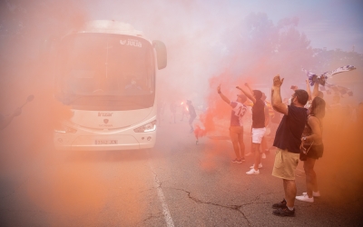 L'autocar, envoltat de fum a la sortida de la NCA | Roger Benet