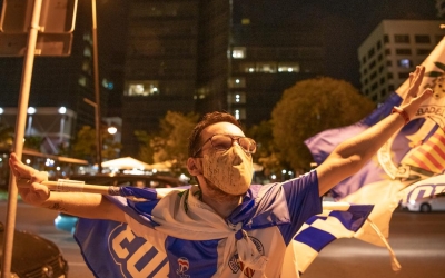 Un aficionat amb mascareta, com la gran majoria d'arlequinats que han sortit als carrers | Roger Benet