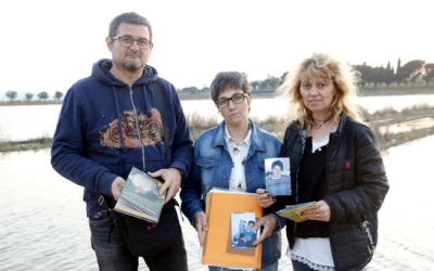 La germana gran de Montse Careta, Imma Careta (al mig), acompanyada per dos amics de la difunta, Eladi i l'Anna. Març de 2017. (Horitzontal)