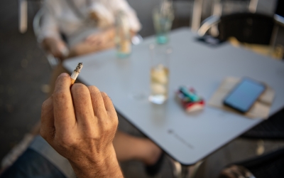 Un fumador en una terrassa del Passeig/ Roger Benet