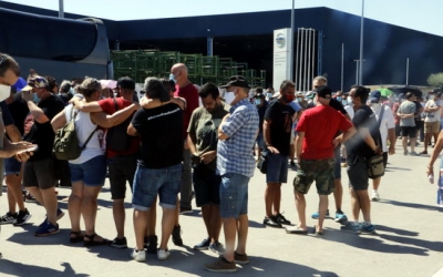 Un grup de treballadors a les portes de la plantada de Montcada | ACN