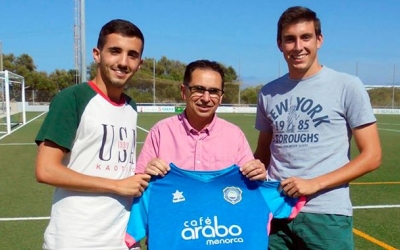 Marc Capó (dreta), mostrant la samarreta de l'Sporting de Mahón | Deportes Menorca