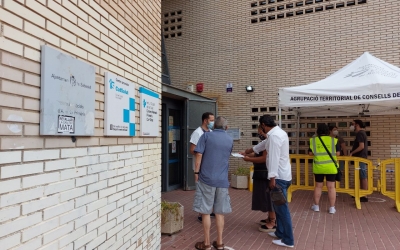 Exterior del CAP de Ca n'Oriac durant el cribratge/ Karen Madrid