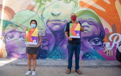 Marta Morell i Francesc Vives, davant del mural de l'Estruch/ Roger Benet