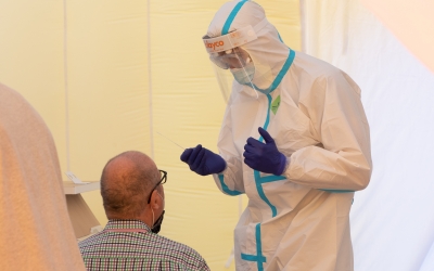 Un sanitari fent una PCR | Roger Benet