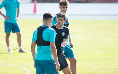 Antonio Hidalgo donant indicacions en un entrenament | Roger Benet