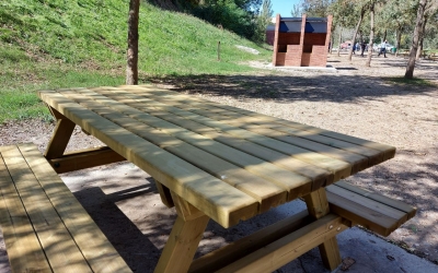 Una taula de pícnic de Sant Vicenç de Jonqueres amb la barbacoa al fons/ Karen Madrid