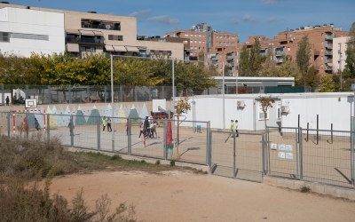 Imatge dels nens jugant al pati de l'Escola Virolet | Roger Benet