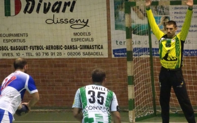 Eloi Vila, màxim golejador del Creu Alta, llançant una pena màxima | Sergi Park