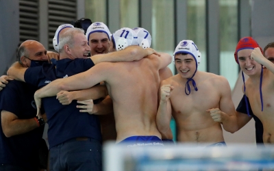 Colet, celebrant el triomf a la banqueta amb els seus | RFEN