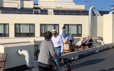 interns prenent el sol a un pati adequat per l'ocasió a Domus Vi | Cedida