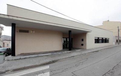 Exterior del consultori de Poblenou/ Esquerra