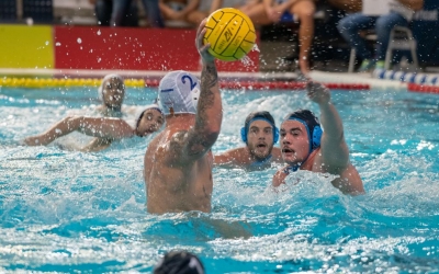 Jugada ofensiva de Sergi Cabanas sota l'atenta mirada del seu germà Víctor | Roger Benet