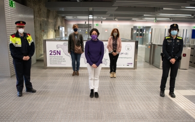 Representants de l'Ajuntament i dels cossos de seguretat, davant del cartell del 25N/ Roger Benet