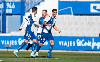 Cuevas celebra el primer dels dos gols de la tarda | CES