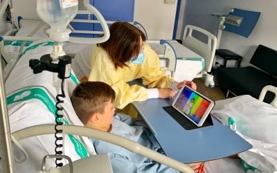Els infants de l'Aula Hospitalària veient les sessions de contes del Vet Aquí | Hospital Taulí 