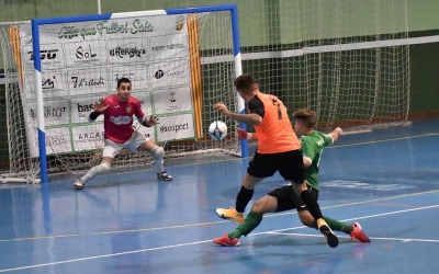 Jorge Tendero dispara a porta en el partit contra l'Olesa | Grups Arrahona