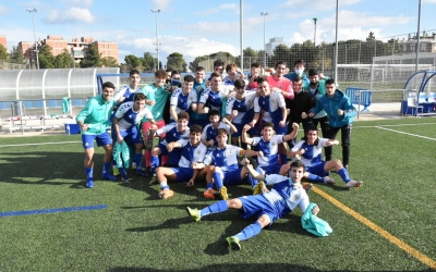 Celebració a la plantilla arlequinada després de la gran victòria d'avui | FutBaseCES