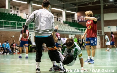 Jaume Esteve, jugador de l'OAR, és ajudat pel porter rival | OAR Gràcia - Èric Altimis
