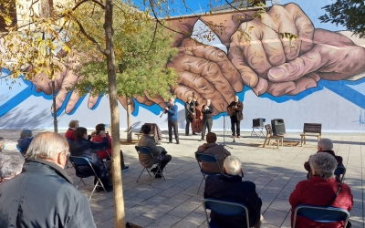 Mural dedicat a la gent gran, a la plaça del Gas/ Karen Madrid