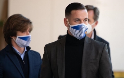 Álvaro Vázquez aquest matí a la Nova Creu Alta amb el director esportiu, Jose Manzanera, al fons | Roger Benet