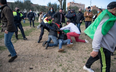 Un moment de l'agressió d'aquest matí | Roger Benet 