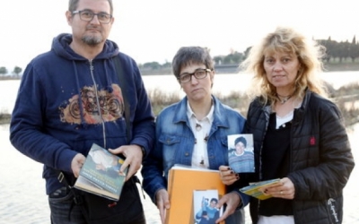 La germana gran de Montse Careta, Imma Careta (al mig), acompanyada per dos amics de la difunta, Eladi i l'Anna| ACN (Arxiu)