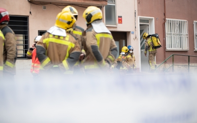 Un grup de bombers treballa al carrer Turina | Roger Benet