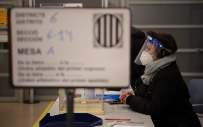 Una mesa espera els votants amb els equips de protecció | Roger Benet