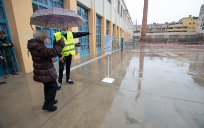 Personal municipal donant indicacions als votants | Roger Benet