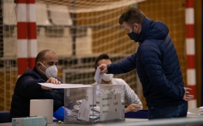 Un elector votant a Cal Balsach aquest matí | Roger Benet