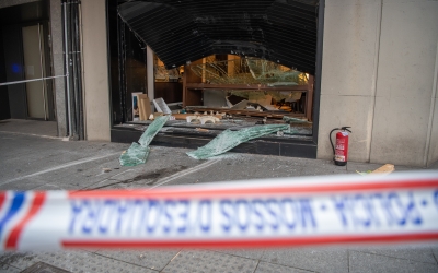 Imatge de com ha quedat l'aparador de la joieria Luxor després de l'encastament | Roger Benet