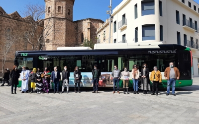 Polítics i participnats en l'acte d'aquest matí davant d'un dels vehicles logotipats | Cedida