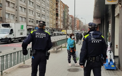 Dos agents de la nova Divisió de Policia de Districte | Cedida
