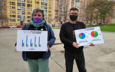 Els regidors Nani Valero i Lluís Perarnau, presentant l'estudi sobre el PAM, a la plaça de Tierno Galván | Pau Duran