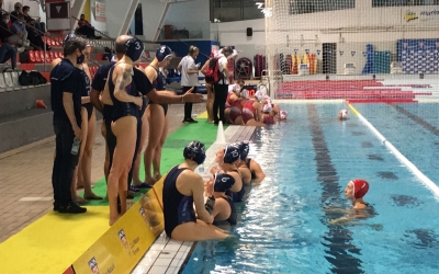 El tècnic David Palma dóna instruccions a les jugadores durant un temps mort | @cnswaterpolo