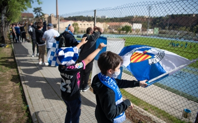 Afició arlequinada seguint des de la tanca un entrenament a Sant Oleguer | Roger Benet