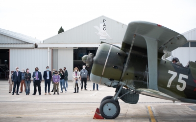 Una de les joies del museu, amb els responsables de la fundació, l'aeroport i l'Ajuntament/ Roger Benet
