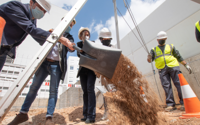 Marta Farrés i el seu equip, posant la primera pedra de la nova promoció/ Roger Benet