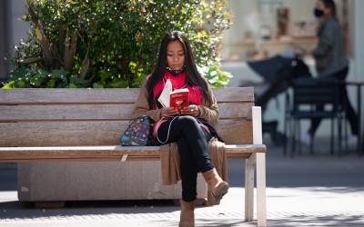 Una lectora aprofita el bon temps d'ahir per llegir | Roger Benet 