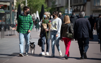 Els sabadellencs prenen els carrers amb roses i llibres a la mà | Roger Benet