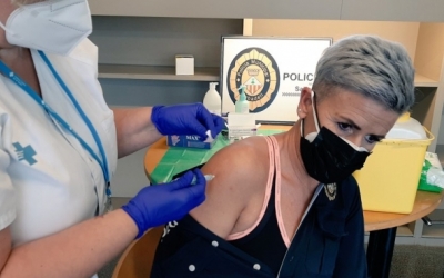 Una agent de la Policia Municipal es vacuna amb AstraZeneca | Cedida