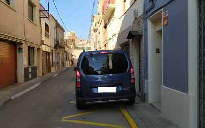 Un cotxe envaint una vorera | Marc Serrano i Òssul