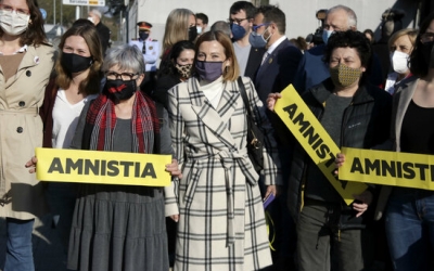 Carme Forcadell rep mostres de suport a l'arribada a l'Arxiu Nacional de Catalunya, el passat 23 de març | ACN
