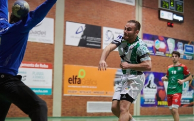 Capón, el porter visitant, va aturar aquest llançament de Quim Vaíllo quan el marcador era de 24-23 | Èric Altimis - OAR Gràcia