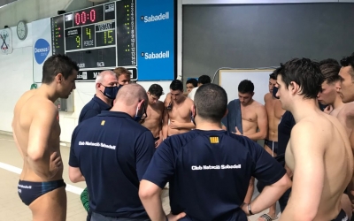 Quim Colet parla amb els seus jugadors amb l'electrònic reflectint el 9-15 final a les seves esquenes | Adrián Arroyo